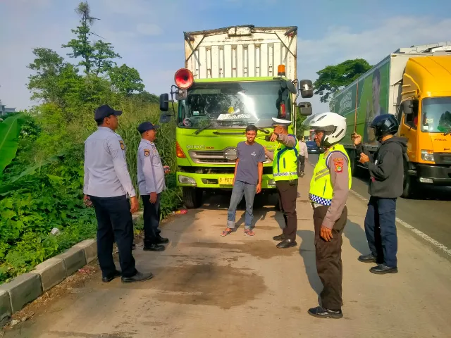 Polsek Neglasari Tertibkan Parkir Liar dan Atur Lalu Lintas di Jalan Buroq