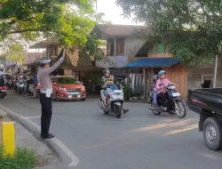 Hangatnya Sapaan Pagi Satlantas Polres Kukar: Kawal Keselamatan Pelajar dan Pengguna Jalan di Titik Strategis Tenggarong