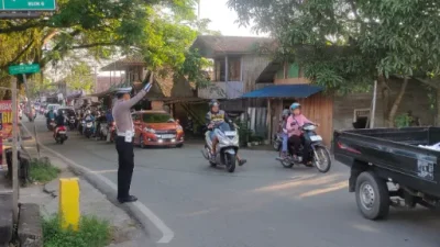 Hangatnya Sapaan Pagi Satlantas Polres Kukar: Kawal Keselamatan Pelajar dan Pengguna Jalan di Titik Strategis Tenggarong