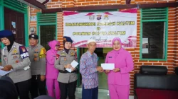 Polwan dan Bhayangkari Satbrimob Polda Kaltim Salurkan Bantuan Sosial untuk Warga Kampung Bungas