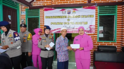 Polwan dan Bhayangkari Satbrimob Polda Kaltim Salurkan Bantuan Sosial untuk Warga Kampung Bungas