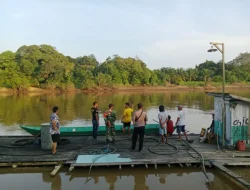 Perahu Bermuatan Sawit Karam di Sungai Belayan, Polsek Kembang Janggut Pimpin Pencarian Korban Tenggelam