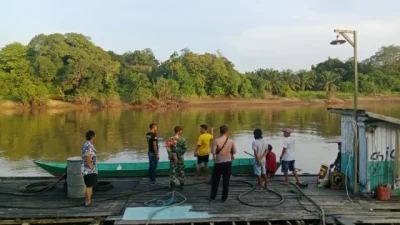 Perahu Bermuatan Sawit Karam di Sungai Belayan, Polsek Kembang Janggut Pimpin Pencarian Korban Tenggelam