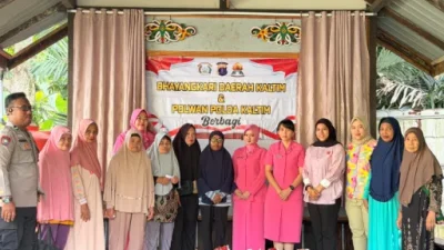 150 Paket Beras Dibagikan Polwan Ditreskrimum Polda Kaltim Bersama Bhayangkari di Balikpapan