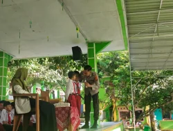 Cegah Perundungan Sejak Dini, Sat Binmas Polres Kukar Sambangi MI Asy Syauqi