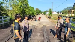 Wujudkan Kepedulian Infrastruktur, Polsek Kenohan Resmikan Jembatan Merah Putih di Desa Kahala Ilir