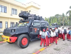 Puluhan Siswa SD di Samarinda Kunjungi Mako Brimob, Belajar Tugas Polisi Sejak Dini