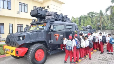 Puluhan Siswa SD di Samarinda Kunjungi Mako Brimob, Belajar Tugas Polisi Sejak Dini