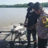 Polsek Anggana Monitoring Pengendalian Hama Ulat Bulu di Desa Sepatin Menggunakan Teknologi Drone Spraying