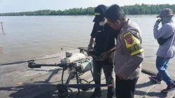 Polsek Anggana Monitoring Pengendalian Hama Ulat Bulu di Desa Sepatin Menggunakan Teknologi Drone Spraying