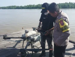 Polsek Anggana Monitoring Pengendalian Hama Ulat Bulu di Desa Sepatin Menggunakan Teknologi Drone Spraying
