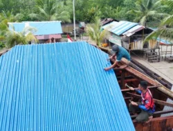Satgas TMMD Ke-128 Kodim 1710/Mimika Genjot Pembangunan 5 Unit Rumah di Kampung Keakwa, Fokus Pemasangan Atap