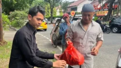 Jumat Berkah Kreatif: Insan BRILiaN BRI BO Panglima Polim Sapa Pengguna Jalan dengan Paket Sembako