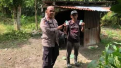 Polsek Kawasan Pelabuhan Polresta Pekanbaru Salurkan Bantuan Pupuk dan Racun kepada Petani Untuk Dukung Ketahanan Pangan
