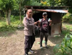 Polsek Kawasan Pelabuhan Polresta Pekanbaru Salurkan Bantuan Pupuk dan Racun kepada Petani Untuk Dukung Ketahanan Pangan