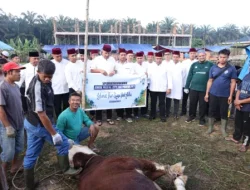 Kapolri dan Kapolda Riau Berkurban di Ponpes UAS, Daging Disalurkan ke Masyarakat Pinggiran Kota
