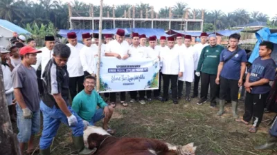 Kapolri dan Kapolda Riau Berkurban di Ponpes UAS, Daging Disalurkan ke Masyarakat Pinggiran Kota