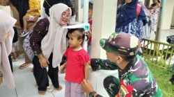 Babinsa Koramil 11 Pebayuran Dukung Program Kesehatan Nasional Lewat Pendampingan Posyandu di Pebayuran