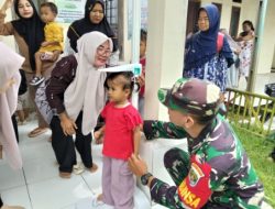 Babinsa Koramil 11 Pebayuran Dukung Program Kesehatan Nasional Lewat Pendampingan Posyandu di Pebayuran