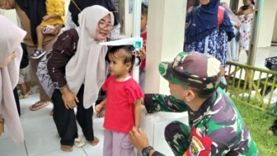 Babinsa Koramil 11 Pebayuran Dukung Program Kesehatan Nasional Lewat Pendampingan Posyandu di Pebayuran