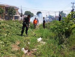 Babinsa Bersama Warga Mekarsari Turun Tangan Bersihkan Kali Baru