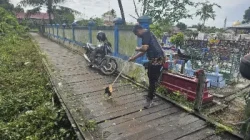 Wujud Kepedulian Terhadap Kebersihan Lingkungan, Polsek Samboja Gelar Laksanakan Jumat Bersih Di Jembatan Jodoh Rt.27