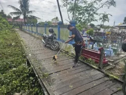 Wujud Kepedulian Terhadap Kebersihan Lingkungan, Polsek Samboja Gelar Laksanakan Jumat Bersih Di Jembatan Jodoh Rt.27