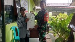 Babinsa Koramil 01/Tambun Kawal Penyaluran BLT Pangan di Mangunjaya, Pastikan Bantuan Tepat Sasaran