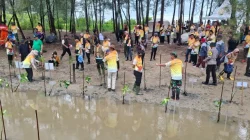 Jaga Kelestarian Alam, Polsek Samboja Hadiri Kegiatan Bersih Pantai Dan Penanaman Mangrove Dalam Rangka Hari Lingkungan Hidup 2026