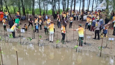 Jaga Kelestarian Alam, Polsek Samboja Hadiri Kegiatan Bersih Pantai Dan Penanaman Mangrove Dalam Rangka Hari Lingkungan Hidup 2026