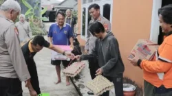 Dalam Rangka Hari Bhayangkara Ke – 80, Polres Kukar Gelar Bakti Sosial Dengan Bagikan Paket Sembako