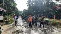 Sambut Hari Bhayangkara Ke-80, Polsek Loa Kulu Gandeng Warga dan Perusahaan Perbaiki Jalan Rusak Sepanjang 1,8 KM