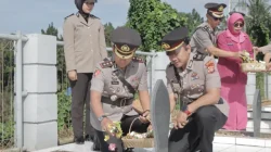 Polres Kukar Gelar Upacara Ziarah Di TMP Bukti Biru Dalam Rangka Memperingari Hari Bhayangkara Ke-80