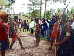 Dandim 1710/Mimika Ajak Warga Jaga Persaudaraan dalam Prosesi Perdamaian Perang Suku di Kwamki Narama