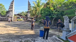 Bentuk Komitmen Polri Hadir Untuk Masyarakat, Polres Kukar Gelar Kegiatan Jumat Bersih Tempat Ibadah Dalam Rangka Hari Bhayangkara Ke-80