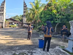 Bentuk Komitmen Polri Hadir Untuk Masyarakat, Polres Kukar Gelar Kegiatan Jumat Bersih Tempat Ibadah Dalam Rangka Hari Bhayangkara Ke-80