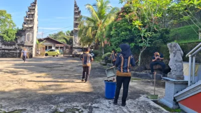 Bentuk Komitmen Polri Hadir Untuk Masyarakat, Polres Kukar Gelar Kegiatan Jumat Bersih Tempat Ibadah Dalam Rangka Hari Bhayangkara Ke-80