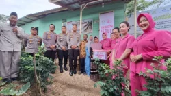 Sinergi Polres Kukar dan Baznas Bedah Rumah Warga, Kapolsek Loa Kulu Pastikan Pengawalan dan Gotong Royong Maksimal