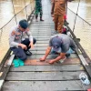 Gotong Royong Bersama Warga, Polsek Tabang Jembatan Gantung Guna Tingkatkan Keselamatan Publik