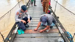 Gotong Royong Bersama Warga, Polsek Tabang Jembatan Gantung Guna Tingkatkan Keselamatan Publik