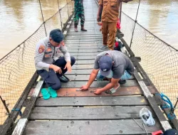 Gotong Royong Bersama Warga, Polsek Tabang Jembatan Gantung Guna Tingkatkan Keselamatan Publik