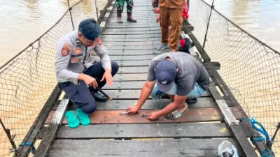 Gotong Royong Bersama Warga, Polsek Tabang Jembatan Gantung Guna Tingkatkan Keselamatan Publik