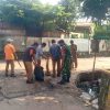Wujud Kepedulian Lingkungan, Babinsa Koramil 06/Setu Pimpin Kerja Bakti Bersama Warga