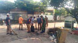 Wujud Kepedulian Lingkungan, Babinsa Koramil 06/Setu Pimpin Kerja Bakti Bersama Warga