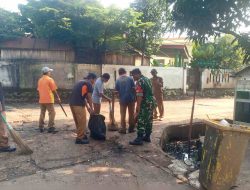 Wujud Kepedulian Lingkungan, Babinsa Koramil 06/Setu Pimpin Kerja Bakti Bersama Warga