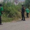 Babinsa Pimpin Kerja Bakti Bersihkan Lingkungan, Cegah TPA Liar di Desa Serang  BEKASI – Dalam upaya mencegah penumpukan sampah dan menjaga kebersihan lingkungan, Babinsa Koramil 08/Lemahabang Kodim 0509/Kabupaten Bekasi, Serka Dadang, bersama aparatur desa dan masyarakat melaksanakan kerja bakti di wilayah Desa Serang, Kecamatan Cikarang Selatan, Kabupaten Bekasi, Jawa Barat, Selasa (16/6/2026) pagi.  Kegiatan kerja bakti tersebut difokuskan pada pembersihan area yang berpotensi menjadi lokasi pembuangan sampah liar sekaligus menciptakan lingkungan yang bersih, sehat, dan nyaman bagi masyarakat.  Serka Dadang mengatakan, kegiatan tersebut merupakan bentuk kepedulian TNI bersama warga dalam menjaga kelestarian lingkungan.  “Kerja bakti ini dilaksanakan dalam rangka mencegah pembuangan sampah liar serta melestarikan lingkungan agar tetap bersih, asri, sehat, dan enak dipandang. Kami mengajak seluruh masyarakat untuk bersama-sama menjaga kebersihan lingkungan dan tidak membuang sampah sembarangan,” ujar Serka Dadang.  Sementara itu, Sekretaris Desa Serang, Rezi, mengapresiasi keterlibatan Babinsa dan warga dalam kegiatan tersebut. Menurutnya, kerja bakti menjadi langkah nyata untuk meningkatkan kesadaran masyarakat terhadap pentingnya menjaga kebersihan lingkungan.  “Kami berterima kasih kepada Babinsa Koramil 08/Lemahabang yang selalu hadir dan mengajak masyarakat peduli terhadap lingkungan. Semoga kegiatan ini dapat menumbuhkan kesadaran warga agar tidak membuang sampah sembarangan dan menjaga kebersihan lingkungan secara berkelanjutan,” katanya.  Di tempat terpisah, Danramil 08/Lemahabang, Mayor Inf Sukoco, menyampaikan bahwa kerja bakti merupakan bagian dari pembinaan teritorial yang bertujuan mempererat kemanunggalan TNI dengan rakyat sekaligus mendukung terciptanya lingkungan yang sehat.  “Kami terus mendorong Babinsa untuk aktif mengajak masyarakat menjaga kebersihan lingkungan. Dengan lingkungan yang bersih dan bebas dari sampah liar, kesehatan masyarakat dapat terjaga serta wilayah tidak menjadi tempat pembuangan akhir (TPA) liar yang dapat menimbulkan berbagai permasalahan lingkungan,” tegas Mayor Inf Sukoco.  Melalui kegiatan kerja bakti tersebut, diharapkan kesadaran masyarakat dalam menjaga kebersihan lingkungan semakin meningkat sehingga tercipta lingkungan yang sehat, nyaman, dan terbebas dari penumpukan sampah maupun pembuangan sampah liar.