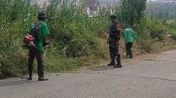 Babinsa Pimpin Kerja Bakti Bersihkan Lingkungan, Cegah TPA Liar di Desa Serang  BEKASI – Dalam upaya mencegah penumpukan sampah dan menjaga kebersihan lingkungan, Babinsa Koramil 08/Lemahabang Kodim 0509/Kabupaten Bekasi, Serka Dadang, bersama aparatur desa dan masyarakat melaksanakan kerja bakti di wilayah Desa Serang, Kecamatan Cikarang Selatan, Kabupaten Bekasi, Jawa Barat, Selasa (16/6/2026) pagi.  Kegiatan kerja bakti tersebut difokuskan pada pembersihan area yang berpotensi menjadi lokasi pembuangan sampah liar sekaligus menciptakan lingkungan yang bersih, sehat, dan nyaman bagi masyarakat.  Serka Dadang mengatakan, kegiatan tersebut merupakan bentuk kepedulian TNI bersama warga dalam menjaga kelestarian lingkungan.  “Kerja bakti ini dilaksanakan dalam rangka mencegah pembuangan sampah liar serta melestarikan lingkungan agar tetap bersih, asri, sehat, dan enak dipandang. Kami mengajak seluruh masyarakat untuk bersama-sama menjaga kebersihan lingkungan dan tidak membuang sampah sembarangan,” ujar Serka Dadang.  Sementara itu, Sekretaris Desa Serang, Rezi, mengapresiasi keterlibatan Babinsa dan warga dalam kegiatan tersebut. Menurutnya, kerja bakti menjadi langkah nyata untuk meningkatkan kesadaran masyarakat terhadap pentingnya menjaga kebersihan lingkungan.  “Kami berterima kasih kepada Babinsa Koramil 08/Lemahabang yang selalu hadir dan mengajak masyarakat peduli terhadap lingkungan. Semoga kegiatan ini dapat menumbuhkan kesadaran warga agar tidak membuang sampah sembarangan dan menjaga kebersihan lingkungan secara berkelanjutan,” katanya.  Di tempat terpisah, Danramil 08/Lemahabang, Mayor Inf Sukoco, menyampaikan bahwa kerja bakti merupakan bagian dari pembinaan teritorial yang bertujuan mempererat kemanunggalan TNI dengan rakyat sekaligus mendukung terciptanya lingkungan yang sehat.  “Kami terus mendorong Babinsa untuk aktif mengajak masyarakat menjaga kebersihan lingkungan. Dengan lingkungan yang bersih dan bebas dari sampah liar, kesehatan masyarakat dapat terjaga serta wilayah tidak menjadi tempat pembuangan akhir (TPA) liar yang dapat menimbulkan berbagai permasalahan lingkungan,” tegas Mayor Inf Sukoco.  Melalui kegiatan kerja bakti tersebut, diharapkan kesadaran masyarakat dalam menjaga kebersihan lingkungan semakin meningkat sehingga tercipta lingkungan yang sehat, nyaman, dan terbebas dari penumpukan sampah maupun pembuangan sampah liar.
