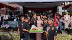 Kemeriahan Hari Bhayangkara ke-80: Polres Kukar Terima Kejutan Dari Paguyuban Seni Budaya Sekecamatan Loa Kulu