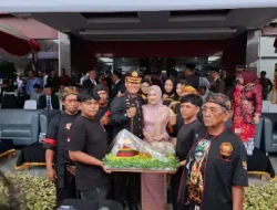 Kemeriahan Hari Bhayangkara ke-80: Polres Kukar Terima Kejutan Dari Paguyuban Seni Budaya Sekecamatan Loa Kulu
