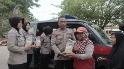 Hadir Ditengah Masyarakat, Polres Kukar Rutin Laksanakan Warung Berkah, Pelayanan Kesehatan Gratis dan Berikan Bantuan Beras Kepada Masyarakat Yang Membutuhkan